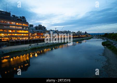 Maisons anciennes et restaurants le long de la rivière Kamo au coucher du soleil, Gion, Kyoto, Japon Banque D'Images