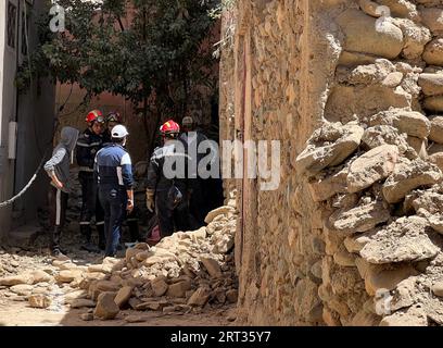Marrakech. 10 septembre 2023. Les sauveteurs travaillent près de l’épicentre du village d’Amizmiz au Maroc, le 10 septembre 2023. Un tremblement de terre de magnitude 6,8 a frappé le Maroc vendredi. L’épicentre du tremblement de terre se trouvait près de la ville d’Ighil, dans la province d’Al Haouz, à environ 70 km au sud-ouest de Marrakech. Le séisme a coûté la vie à 2 012 personnes et en a blessé 2 059, dont 1 404 dans un état grave, selon la dernière mise à jour du ministère de l'intérieur du pays samedi. Crédit : Wang Dongzhen/Xinhua/Alamy Live News Banque D'Images