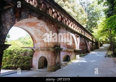 Aqueduc historique du temple Nanzenji par une chaude journée de printemps à Kyoto, au Japon Banque D'Images