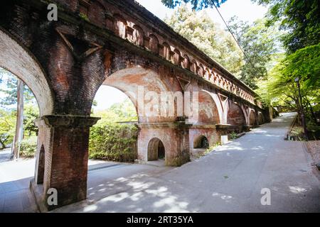 Aqueduc historique du temple Nanzenji par une chaude journée de printemps à Kyoto, au Japon Banque D'Images