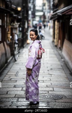 Kyoto, Japon, mai 14 2019 : jeune femme en kimono dans les rues de Kyoto par une chaude journée de printemps au Japon Banque D'Images