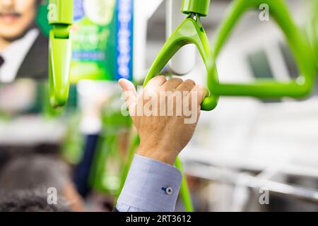 Les poignées d'un train sur la ligne JR Yanamoto à Tokyo, Japon Banque D'Images