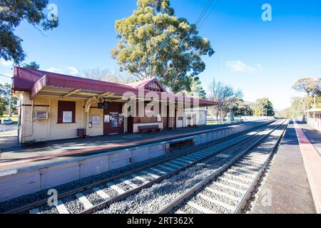 Macedon, Australie, juillet 8 2019 : gare ferroviaire de Macedon par une journée ensoleillée d'hiver à Victoria, Australie Banque D'Images