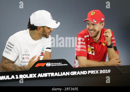 MELBOURNE, AUSTRALIE, MARS 16 : Lewis HAMILTON et Sebastian VETTEL discutent lors d'une conférence de presse après les qualifications le jour 3 de la Formule 1 2019 Banque D'Images