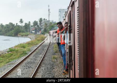 Colombo, Sri Lanka, 26 juillet 2018 : beaucoup de gens s'accrochent à la conduite du train Banque D'Images