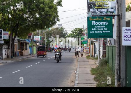 Negombo, Sri Lanka, 22 juillet 2018 : personnes sur la route principale dans la zone touristique au nord du centre de ciry Banque D'Images