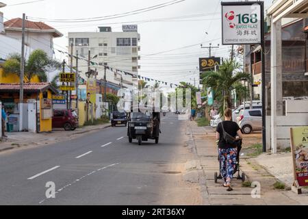 Negombo, Sri Lanka, 22 juillet 2018 : personnes sur la route principale dans la zone touristique au nord du centre de ciry Banque D'Images