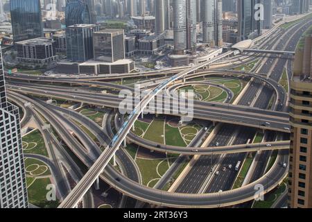 Dubaï, Émirats arabes Unis, 20 juillet 2018 : vue aérienne de la jonction Sheikh Zayed avec des ponts à plusieurs étages Banque D'Images