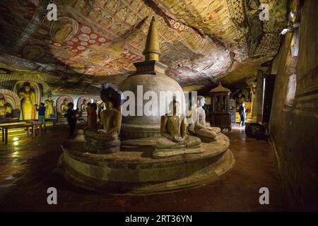 Dambulla, Sri Lanka, 15 août 2018 : un stupa et des statues de Bouddha à l'intérieur du temple historique de la grotte de Dambulla Banque D'Images