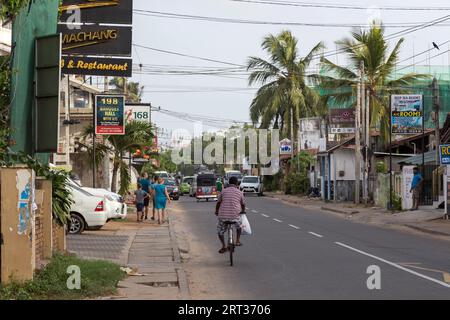 Negombo, Sri Lanka, 22 juillet 2018 : personnes sur la route principale dans la zone touristique au nord du centre de ciry Banque D'Images