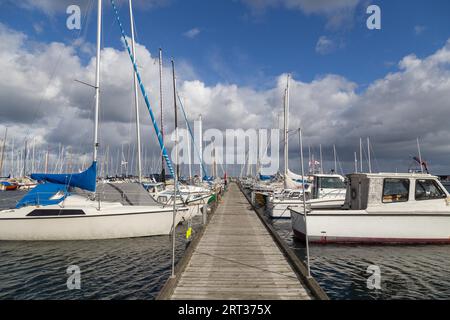 Copenhague, Danemark, 03 octobre 2018 : Voiliers ancrés au port de Kastrup. Le port de plaisance Kastrup se trouve sur Amager, près de Copenhague Banque D'Images