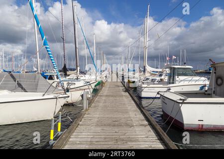 Copenhague, Danemark, 03 octobre 2018 : Voiliers ancrés au port de Kastrup. Le port de plaisance Kastrup se trouve sur Amager, près de Copenhague Banque D'Images