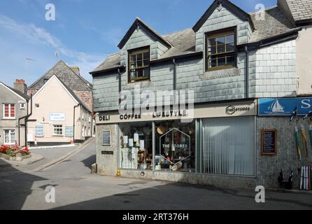 Les magasins sont situés à Market Street, Kingsand sur Cawsand Bay, dans le sud-est de Cornwall. Un mélange d'articles ménagers et d'épicerie comme le vin. cafés et g cuits au four Banque D'Images