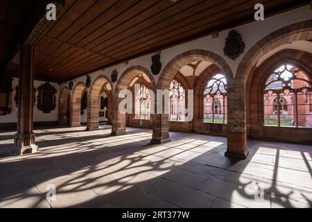 Bâle, Suisse, 10 mars 2019 : le cloître de la Minster de Bâle. La Minster de Bâle est l'un des principaux monuments et attractions touristiques de la Banque D'Images