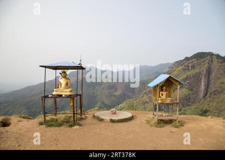 Ella, Sri Lanka, 5 août 2018 : deux statues de Bouddha dorées au sommet du pic Little Adam's Peak Banque D'Images