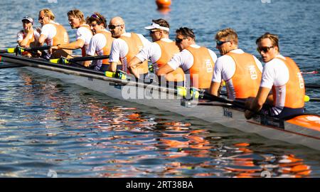 BELGRADE - Guus Mollee, Olav Molenaar, Jan van der Bij, Guillaume Krommenhoek, Sander de Graaf, Jacob Van de Kerkhof, Gert-Jan Van Doorn, Mick Makker et le timonier Dieuwke Fetter en action lors des huit derniers jours des Championnats du monde d'aviron dans la capitale serbe Belgrade. ANP IRIS VAN DEN BROEK Banque D'Images