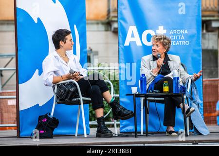 Arona, Italie. 09 septembre 2023. L'écrivaine italienne BEATRICE SALVIONI parle lors de l'événement 'Teatro Sull'Acqua' avec Dacia Maraini présentant son premier roman 'la Malnata' bientôt traduit dans de nombreuses langues ​​and apporté à la télévision sous forme de série télévisée. Crédit : Rodolfo Sassano/Alamy Live News Banque D'Images