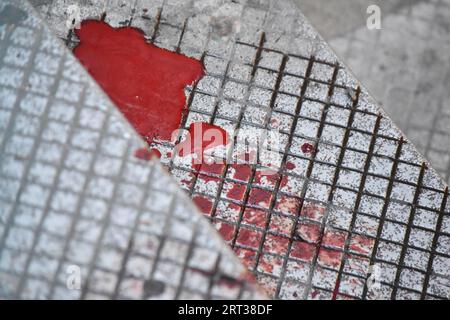 Brooklyn, États-Unis. 10 septembre 2023. (NOTE DE L'ÉDITEUR : l'image contient du contenu graphique) flaques de sang découvertes sur la scène du crime. Trois personnes ont tiré sur Fulton Street et Nostrand Avenue à Brooklyn. Deux femelles et un mâle ont été abattus dimanche à Brooklyn. Toutes les victimes abattues sont dans un état stable et un ou plusieurs suspects ne sont pas encore en détention. Plus de 10 douilles ont été récupérées sur les lieux et de grandes flaques de sang ont été découvertes sur le trottoir et sur les marches d'une entrée de métro. Crédit : SOPA Images Limited/Alamy Live News Banque D'Images