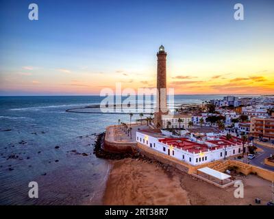 Vue drone du phare de Chipiona à l'aube dans la province de Cadix. Espagne. Banque D'Images