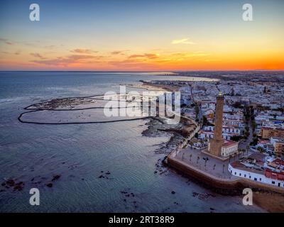 Vue drone du phare de Chipiona à l'aube dans la province de Cadix. Espagne. Banque D'Images