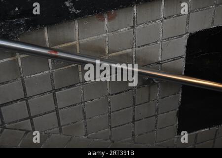 Brooklyn, États-Unis. 10 septembre 2023. (NOTE DE L'ÉDITEUR : l'image contient du contenu graphique) flaques de sang découvertes sur la scène du crime. Trois personnes ont tiré sur Fulton Street et Nostrand Avenue à Brooklyn. Deux femelles et un mâle ont été abattus dimanche à Brooklyn. Toutes les victimes abattues sont dans un état stable et un ou plusieurs suspects ne sont pas encore en détention. Plus de 10 douilles ont été récupérées sur les lieux et de grandes flaques de sang ont été découvertes sur le trottoir et sur les marches d'une entrée de métro. (Photo de Kyle Mazza/SOPA Images/Sipa USA) crédit : SIPA USA/Alamy Live News Banque D'Images