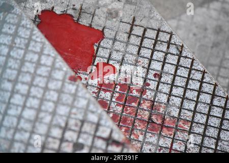 Brooklyn, États-Unis. 10 septembre 2023. (NOTE DE L'ÉDITEUR : l'image contient du contenu graphique) flaques de sang découvertes sur la scène du crime. Trois personnes ont tiré sur Fulton Street et Nostrand Avenue à Brooklyn. Deux femelles et un mâle ont été abattus dimanche à Brooklyn. Toutes les victimes abattues sont dans un état stable et un ou plusieurs suspects ne sont pas encore en détention. Plus de 10 douilles ont été récupérées sur les lieux et de grandes flaques de sang ont été découvertes sur le trottoir et sur les marches d'une entrée de métro. (Photo de Kyle Mazza/SOPA Images/Sipa USA) crédit : SIPA USA/Alamy Live News Banque D'Images