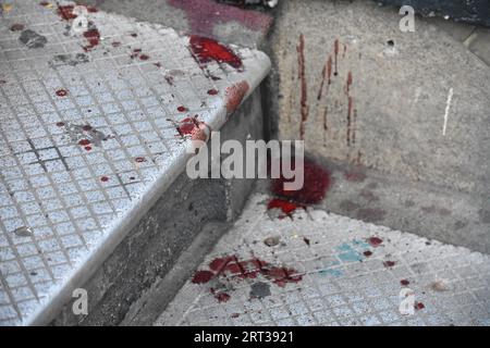 Brooklyn, États-Unis. 10 septembre 2023. (NOTE DE L'ÉDITEUR : l'image contient du contenu graphique) flaques de sang découvertes sur la scène du crime. Trois personnes ont tiré sur Fulton Street et Nostrand Avenue à Brooklyn. Deux femelles et un mâle ont été abattus dimanche à Brooklyn. Toutes les victimes abattues sont dans un état stable et un ou plusieurs suspects ne sont pas encore en détention. Plus de 10 douilles ont été récupérées sur les lieux et de grandes flaques de sang ont été découvertes sur le trottoir et sur les marches d'une entrée de métro. (Photo de Kyle Mazza/SOPA Images/Sipa USA) crédit : SIPA USA/Alamy Live News Banque D'Images