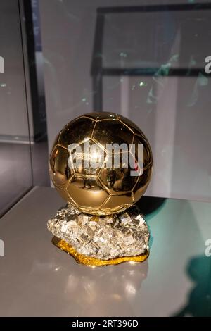 Ballon d'Or de Lionel Messi exposé au 3-2-1 Qatar Olympic and Sports Museum. Un musée à Doha. Situé dans le Khalifa International Stadium. Banque D'Images