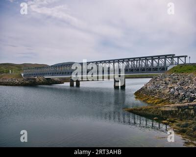 Le nouveau pont BERNERA traversant le Loch Roag reliant l'île de Great BERNERA à l'île de Lewis, Hébrides extérieures, Écosse, Royaume-Uni. Le pont s'ouvrit o Banque D'Images