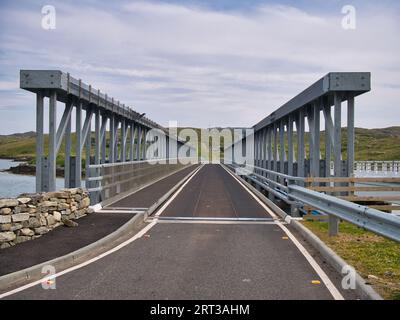 Le nouveau pont BERNERA traversant le Loch Roag reliant l'île de Great BERNERA à l'île de Lewis, Hébrides extérieures, Écosse, Royaume-Uni. Le pont s'ouvrit o Banque D'Images