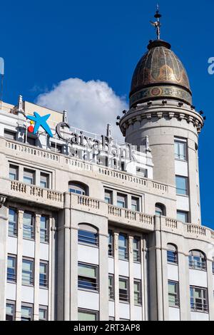 Zaragoza, Espagne - 14 février 2022: CaixaBank, S.A. est une multinationale espagnole de services financiers basée à Valence. Banque D'Images