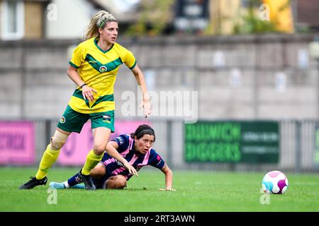 Londres, Royaume-Uni. 10 septembre 2023. Londres, Angleterre, 10 septembre 2023 : Holly Diamond (15 Ashford) et Lucy Monkman (14 Dulwich Hamlet) lors du match de Premier League régional des femmes de Londres et du Sud-est entre Dulwich Hamlet et Ashford United à Champion Hill à Londres, Angleterre. (Liam Asman/SPP) crédit : SPP Sport Press photo. /Alamy Live News Banque D'Images
