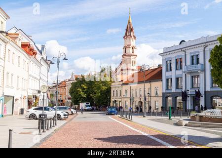 VILNIUS, LITUANIE - 1 SEPTEMBRE 2023 : rues de la vieille ville de Vilnius. Montrant l'architecture et une tour d'église. On peut voir les gens dehors. Banque D'Images