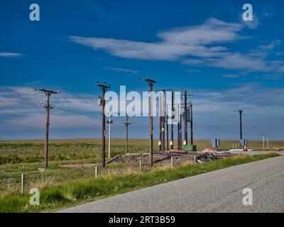 Poteaux et infrastructures d'approvisionnement et de distribution d'électricité sur l'île de Lewis dans les Hébrides extérieures en Écosse, au Royaume-Uni. Banque D'Images