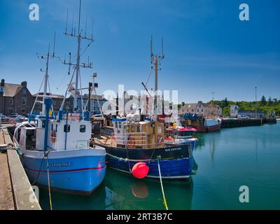 Petits bateaux de pêche amarrés au port de Stornoway sur l'île de Lewis dans les Hébrides extérieures, en Écosse, au Royaume-Uni. Pris sur une journée ensoleillée en été avec un cle Banque D'Images