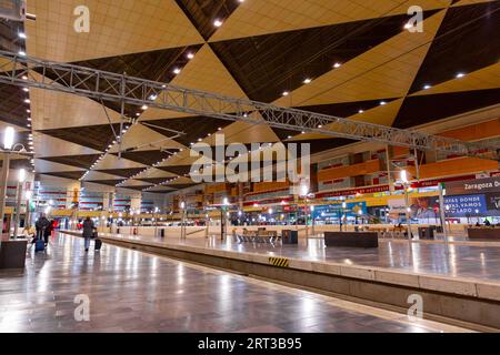 Saragosse, Espagne - 14 FÉVRIER 2022 : quais de la gare de Delicias, principal centre de transport public de la ville de Saragosse, Aragon, Espagne. Banque D'Images