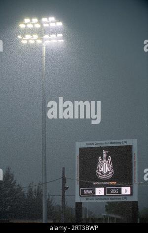 Newcastle upon Tyne, Royaume-Uni. 20 août 2023. Newcastle, Angleterre, 10 septembre 2023 : de fortes pluies illuminées par les projecteurs du stade et le tableau de bord lors du match de football féminin de la FA WPL Premier Division entre Newcastle United et Stoke City au Kingston Park Stadium à Newcastle, en Angleterre. (Richard Callis/SPP) crédit : SPP Sport Press photo. /Alamy Live News Banque D'Images