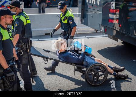 La Haye, Hollande du Sud, pays-Bas. 9 septembre 2023. La police néerlandaise utilise des brancards réaménagés pour déplacer les militants climatiques arrêtés. Le 9 septembre 2023, des militants de extinction Rebellion bloquent l'autoroute A12 qui traverse le centre de la Haye, aux pays-Bas. La manifestation s'opposait aux milliards d'euros de subventions accordées par le gouvernement néerlandais à l'industrie des combustibles fossiles. (Image de crédit : © James Petermeier/ZUMA Press Wire) USAGE ÉDITORIAL SEULEMENT! Non destiné à UN USAGE commercial ! Banque D'Images