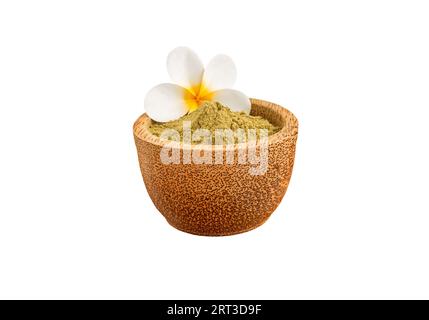 Poudre de henné. Lawsonia inermis moud les feuilles dans un bol de noix de coco avec fleur de frangipanier isolée sur blanc. Mehndi ou Mehendi. Banque D'Images