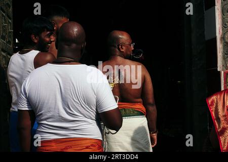 Londres, Royaume-Uni. 10 septembre 2023. Des milliers de fidèles hindous se rassemblent à Walthamstow, dans l'est de Londres, pour célébrer la procession annuelle du temple Sri Karphaha Vinayagar Rathayatra, qui voit un char tiré par des dévots dans une démonstration d'unité et de foi. Certains dévots choisissent d'avoir des crochets percés dans leur dos, attachés à des cordes que d'autres dévots tiennent, et un dévot sur la procession est hissé par leurs crochets arrière sur une structure au sommet d'un van, où il est suspendu pour la durée de la journée. © Simon King/ Alamy Live News Banque D'Images