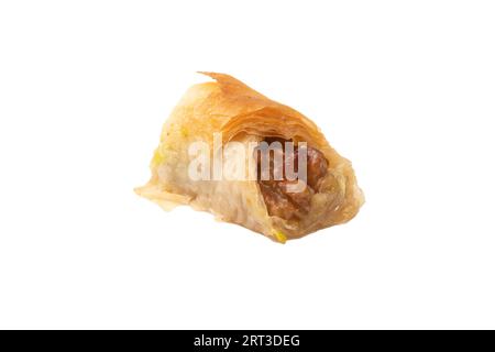 Délicieux baklava sucrée avec des noix isolées sur fond blanc. Vue de dessus. Banque D'Images