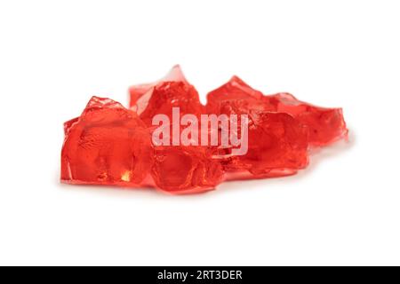 Dessert en gelée de fruits doux isolé sur fond blanc. Cubes de gélatine. Banque D'Images