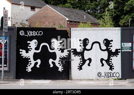 Kiddco. Mur noir et blanc ou fresque murale de palissade dans le cadre d'œuvres d'art communautaires locales à Cardiff Bay, Cardiff Docks, Butetown, Cardiff, pays de Galles Royaume-Uni Banque D'Images