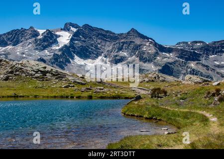 Magnifique et isolé Lago Agnel dans le Parc Nazionale Gran Paradiso, Turin, Piémont, Italie Banque D'Images