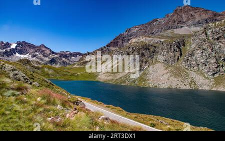 Magnifique et isolé Lago Agnel dans le Parc Nazionale Gran Paradiso, Turin, Piémont, Italie Banque D'Images