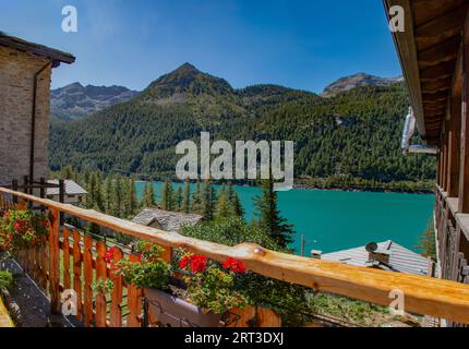 Beau village de Ceresole Reale en été avec une vue imprenable sur le lac, Parco Nazionale Gran Paradiso, Piémont, Italie Banque D'Images