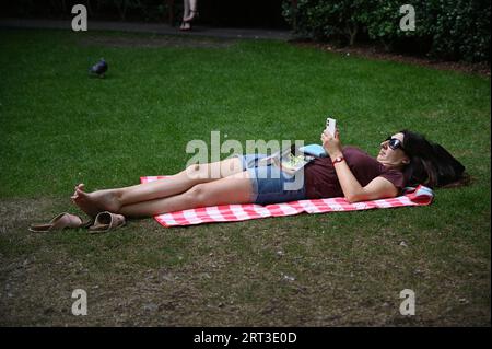 Londres, Royaume-Uni. 10 septembre 2023. Les gens à Londres se réfugient sous l'arbre à Harbour Quay Gardens, Canary Wharf, Londres, Royaume-Uni en raison du temps chaud. Crédit : Voir Li/Picture Capital/Alamy Live News Banque D'Images