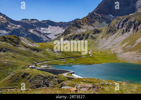 Magnifique et isolé Lago Agnel dans le Parc Nazionale Gran Paradiso, Turin, Piémont, Italie Banque D'Images