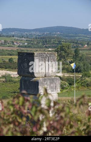 Bihac, Bosnie-Herzégovine - 06 septembre 2023 : site commémoratif serbe. 12 000 à 15 000 civils serbes ont été assassinés par le régime oustacha en 1941 à Garav Banque D'Images