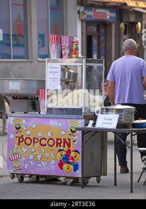 Bihac, Bosnie-Herzégovine - 06 septembre 2023 : une promenade dans le centre de la ville de Bihac dans la fédération de Bosnie-Herzégovine dans une soirée d'été ensoleillée. Se Banque D'Images